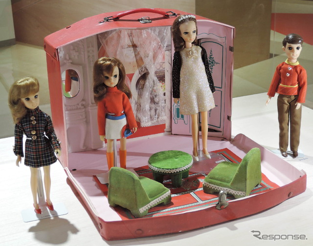 1960年代末にタカラが発売した「リカちゃんハウス」の初代モデル。左から2人目が初代リカちゃん、その右が初代ママ(50年の冒険者たち)