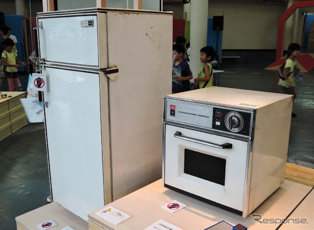 1970年ごろの電子レンジと冷蔵庫。どちらも東芝製(木もれびキッチン)