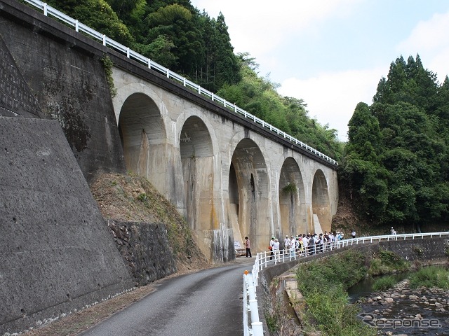 旧線に残るコンクリートアーチ橋。土木学会が選奨土木遺産に認定したのを機に、遺構の観光活用が考えられるようになった。