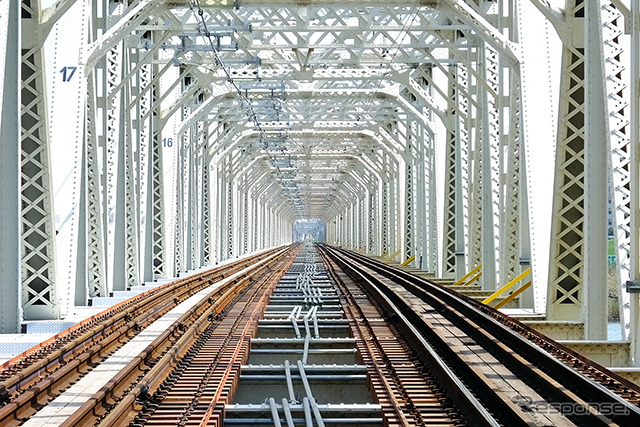 複線の線路が整備された、城東貨物線の赤川鉄橋。かつては写真左側の線路のスペースに木造の人道橋「赤川仮橋」が設けられていた。