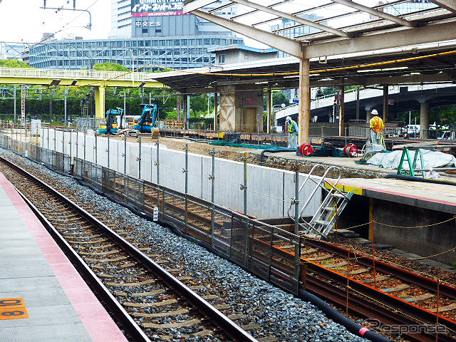 新大阪駅もおおさか東線の整備にあわせて工事中。