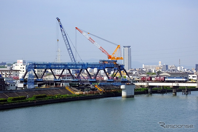 新たに設置された神崎川橋梁。その向こうには、既存の城東貨物線を走る貨物列車が見える