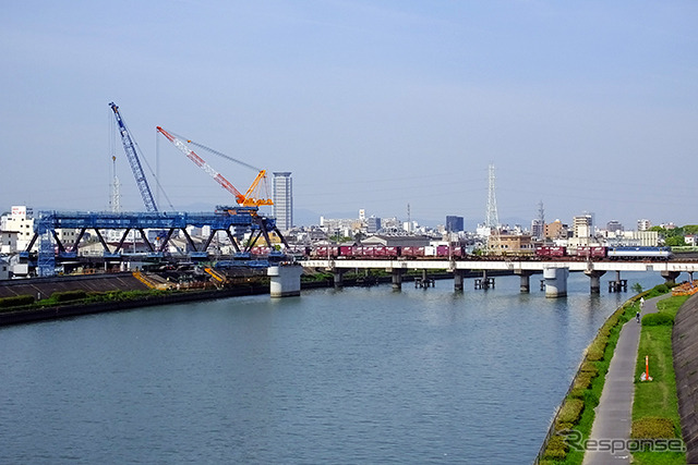 新たに設置された神崎川橋梁。その向こうには、既存の城東貨物線を走る貨物列車が見える