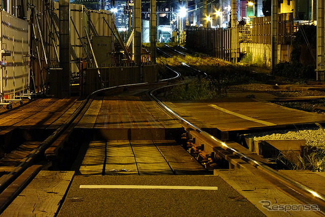 都電鬼子母神前電停付近。移設後の線路はS字カーブを介して既存の線路とつながっている