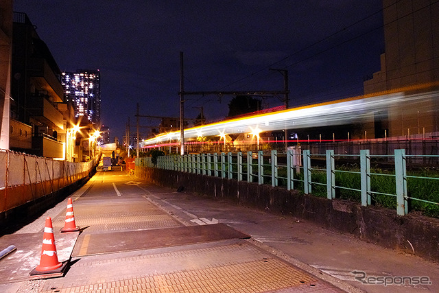 都電雑司ヶ谷電停付近。写真右が都電の線路、左が工事中の「環状第5の1号線」地上道路部分