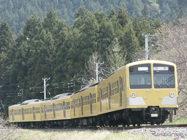 「黄色い電車」は西武鉄道のイメージとして定着している。写真は新101系(2002年)。