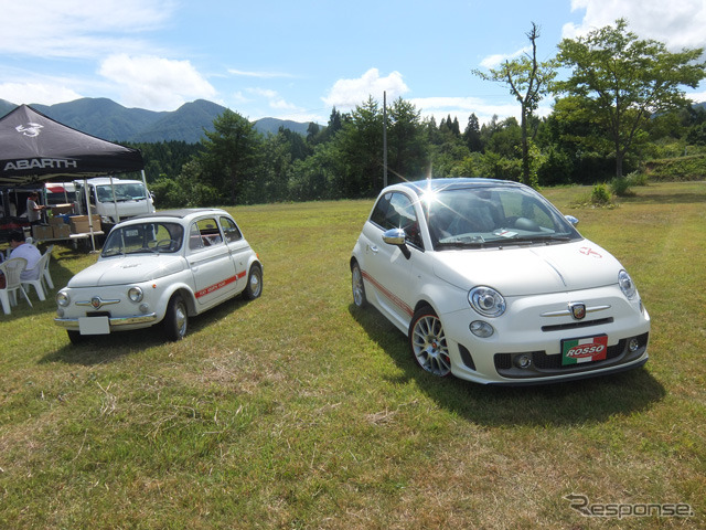 会場入り口には新旧のアバルトが並ぶ(東北トリコローレ2015)
