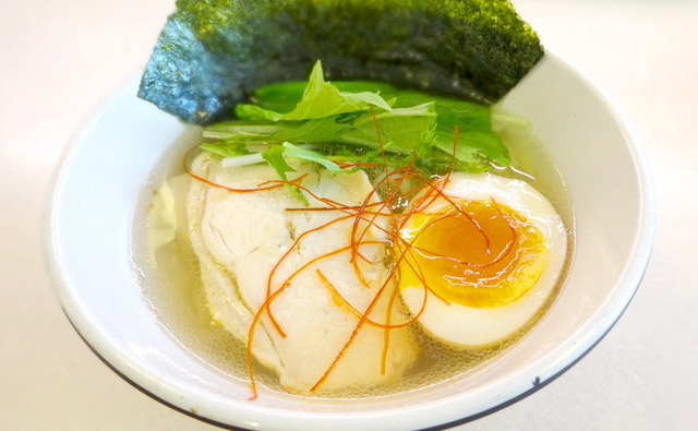 丼は小さいが、煮玉子から鶏チャーシューまでしっかり具材が入っている「旨だし鶏塩ラーメン」。