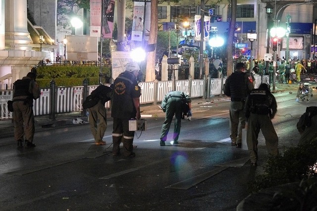 破片を一つ一つ捜査する陸軍や警察のEOD