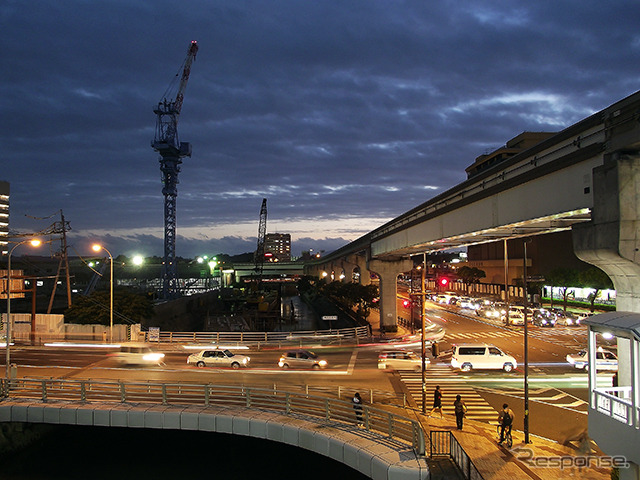 夜の帳が下りたころ、旭橋駅付近を行く沖縄都市モノレール「ゆいレール」