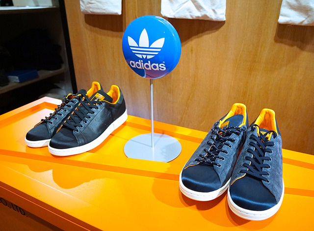 adidas Originals×PORTERのStan Smith(左:ブラック、右:ネイビー)(伊勢丹新宿店)