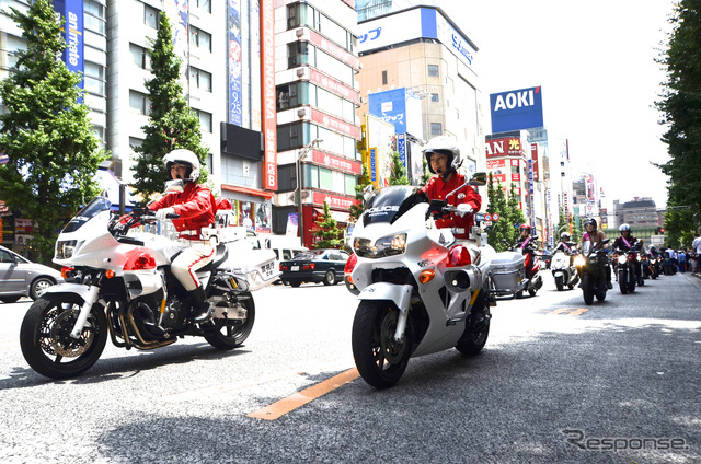 警視庁の白バイ隊『クイーンスターズ』。