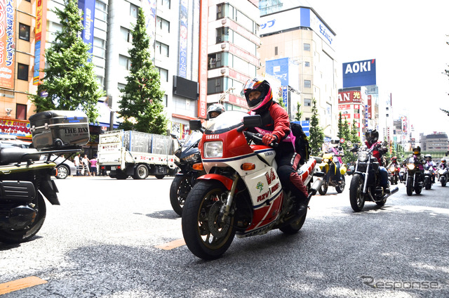 バイクの日、レディースライダーたちが秋葉原をパレード