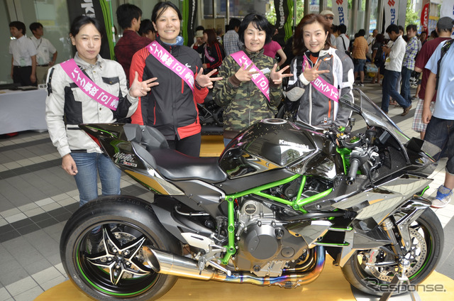 バイクの日、レディースライダーたちが秋葉原をパレード