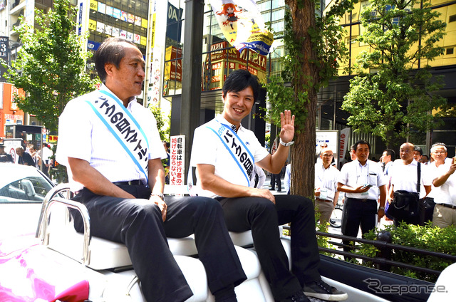 二輪車特別委員会の柳 弘之委員長(左)とバイクの日一日親善大使の中野真矢さん(右)。