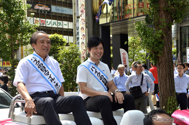 二輪車特別委員会の柳 弘之委員長(左)とバイクの日一日親善大使の中野真矢さん(右)。