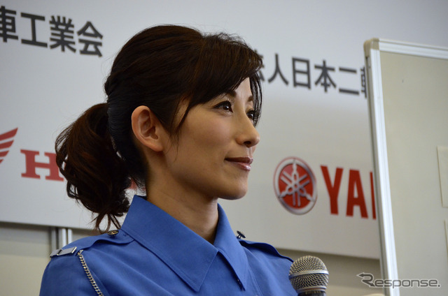 警視庁による交通安全教育ステージに登場したフリーアナウンサーの中田有紀さん。