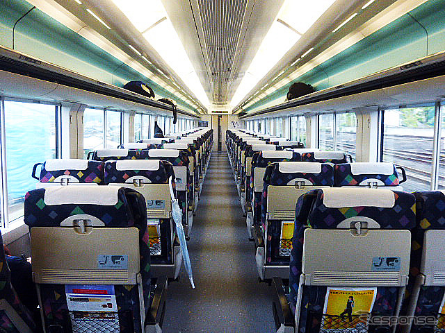 松本発千葉行き、E257系「あずさ30号」(4080M)の車内のようす