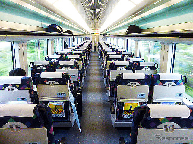 松本発千葉行き、E257系「あずさ30号」(4080M)の車内のようす