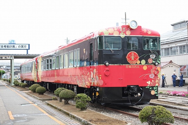 『花嫁のれん』で使用されるキハ48形改造車(手前は1号車のキハ48 1004)。10月3日から金沢~和倉温泉間で運行を開始する。