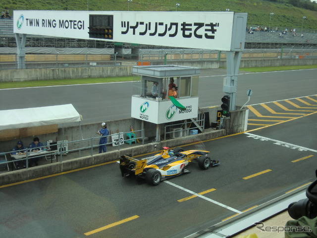 もてぎはブレーキに厳しいコースだ(コースインするマシンは#7 平川亮)。