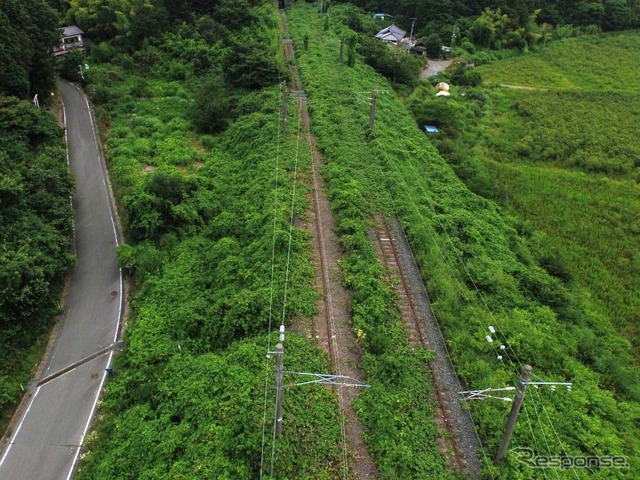 JR水戸支社は常磐線の帰還困難区域区間の運行再開に向け除染試験施工を開始した。写真は除染試験が行われる大熊町夫沢付近の常磐線の線路(8月7日)。