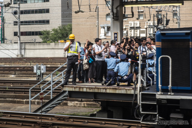 下り『北斗星』の札幌到着後、3番ホームの桑園方はたちまち鈴なりに。