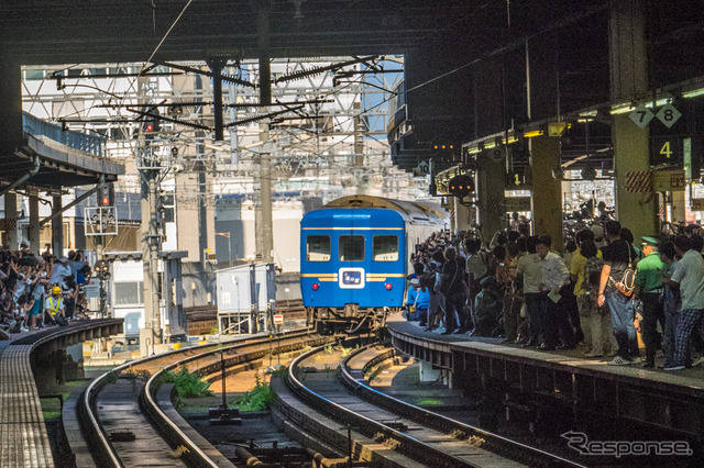 札幌駅を後にする最後の『北斗星』。万歳をする人々の姿も。