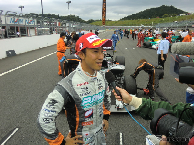 TV中継の優勝インタビューを受ける石浦宏明。