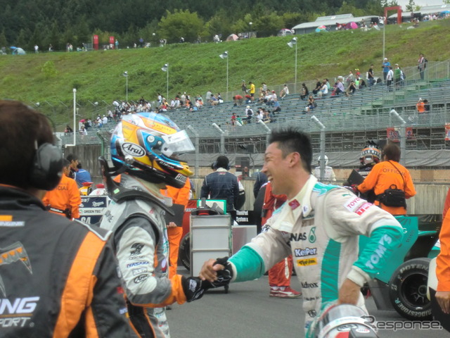 ゴール直後、握手する優勝の石浦(左)と2位の中嶋一貴。