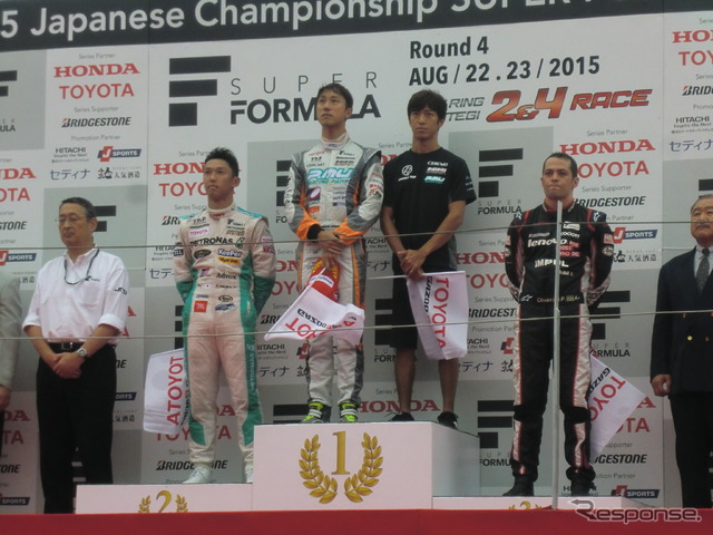 表彰台上、左から2位の一貴、優勝の石浦&立川祐路監督、3位オリベイラ。