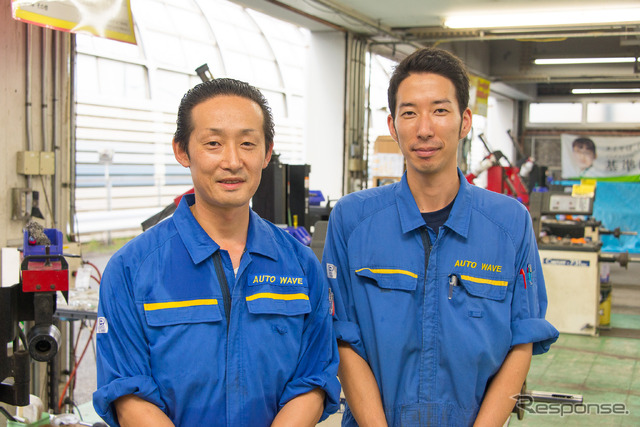 オートウェーブ ピット長の鈴木孝匡氏と、オートウェーブ宮野木店の荒木直人タイヤピット長(右)