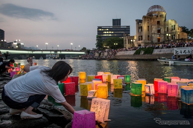 戦後70年、8月6日に広島市の元安川でおこなわれたとうろう流し(参考画像)