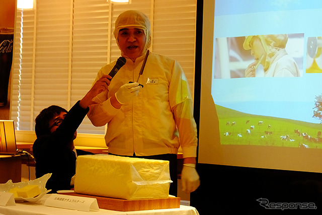 マクドナルドは8月26日、2015年秋限定メニュー「月見バーガー」「北海道チーズ月見」「チキン月見北海道チーズ」を発表。素材の管理などについての説明も行われた