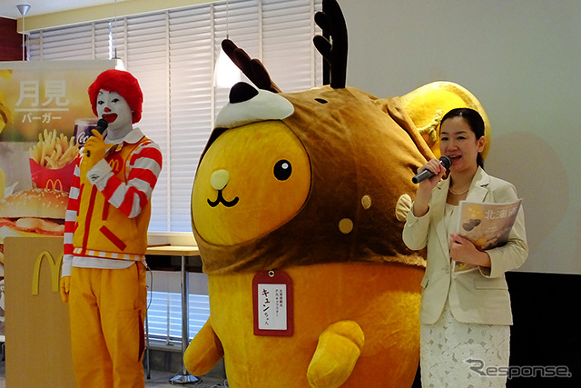 マクドナルドは8月26日、2015年秋限定メニュー「月見バーガー」「北海道チーズ月見」「チキン月見北海道チーズ」を発表。素材の管理などについての説明も行われた