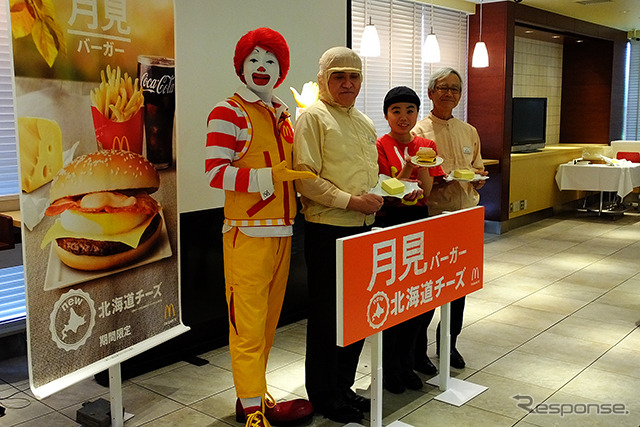 マクドナルドは8月26日、2015年秋限定メニュー「月見バーガー」「北海道チーズ月見」「チキン月見北海道チーズ」を発表。素材の管理などについての説明も行われた