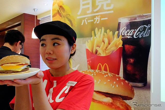 マクドナルドは8月26日、2015年秋限定メニュー「月見バーガー」「北海道チーズ月見」「チキン月見北海道チーズ」を発表。素材の管理などについての説明も行われた