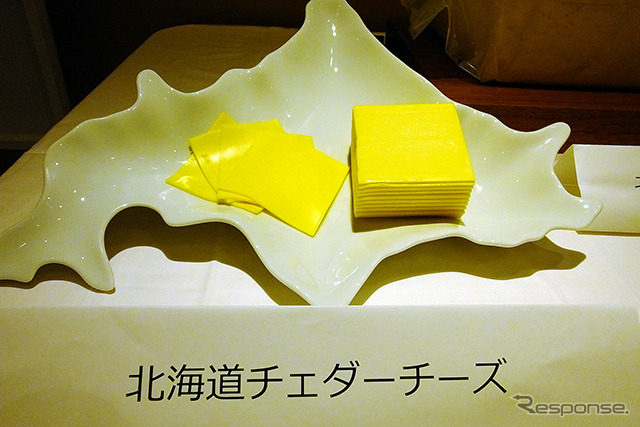マクドナルドは8月26日、2015年秋限定メニュー「月見バーガー」「北海道チーズ月見」「チキン月見北海道チーズ」を発表。素材の管理などについての説明も行われた