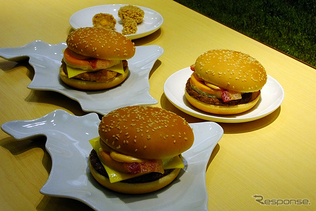 マクドナルドは8月26日、2015年秋限定メニュー「月見バーガー」「北海道チーズ月見」「チキン月見北海道チーズ」を発表。素材の管理などについての説明も行われた