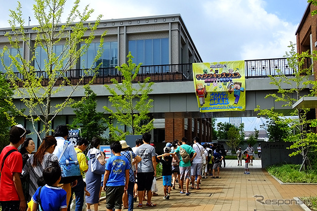 武蔵野大学(東京都江東区有明)で8月22日に開催された「マイクラキッズフェス」。参加した親子たちは“PS Vita”でマインクラフトに熱中した