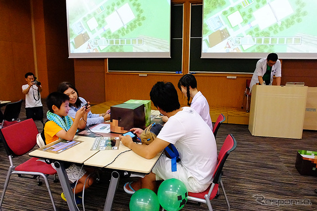 武蔵野大学(東京都江東区有明)で8月22日に開催された「マイクラキッズフェス」。参加した親子たちは“PS Vita”でマインクラフトに熱中した