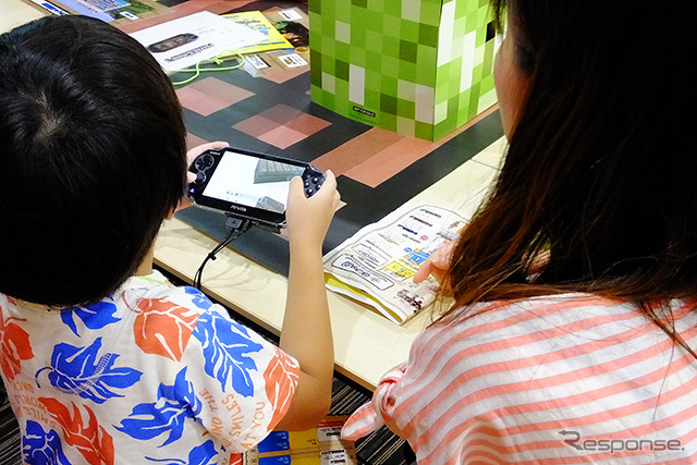 武蔵野大学(東京都江東区有明)で8月22日に開催された「マイクラキッズフェス」。参加した親子たちは“PS Vita”でマインクラフトに熱中した