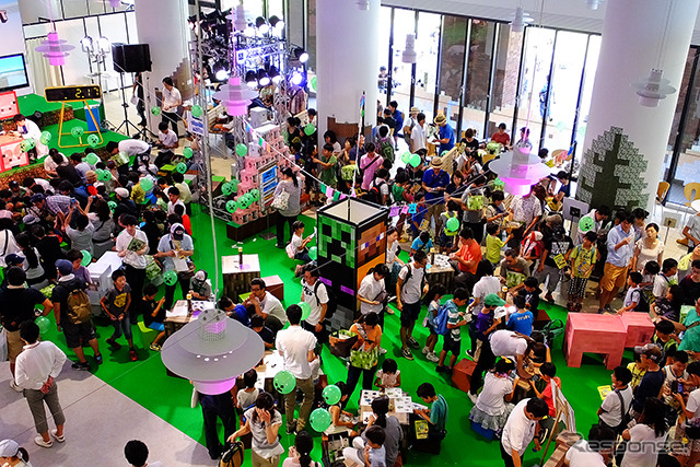 武蔵野大学(東京都江東区有明)で8月22日に開催された「マイクラキッズフェス」。参加した親子たちは“PS Vita”でマインクラフトに熱中した
