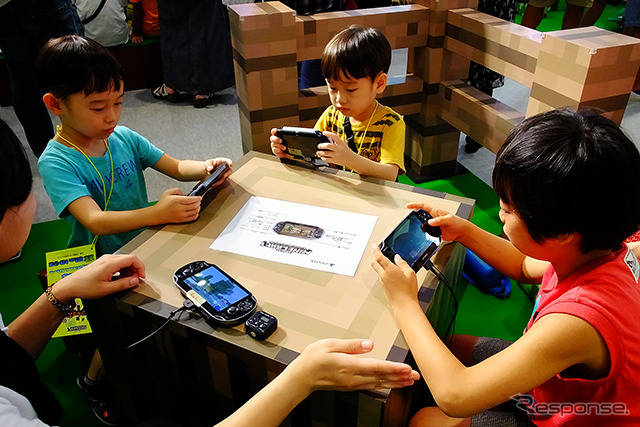 武蔵野大学(東京都江東区有明)で8月22日に開催された「マイクラキッズフェス」。参加した親子たちは“PS Vita”でマインクラフトに熱中した