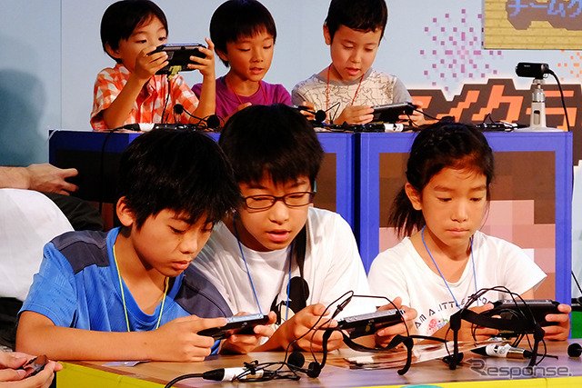 武蔵野大学(東京都江東区有明)で8月22日に開催された「マイクラキッズフェス」。参加した親子たちは“PS Vita”でマインクラフトに熱中した