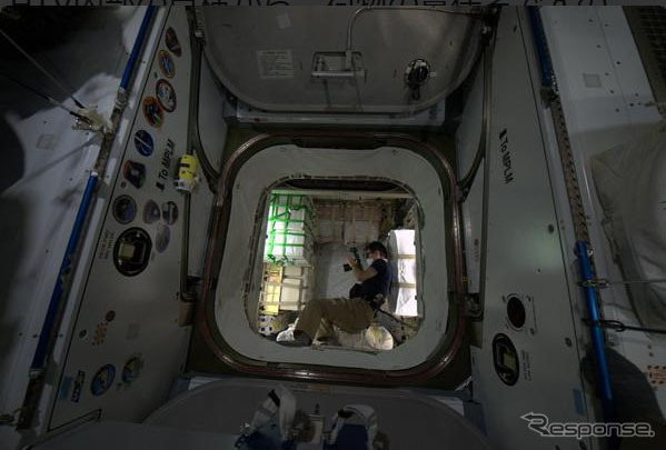 搭載物資の写真を撮る油井宇宙飛行士