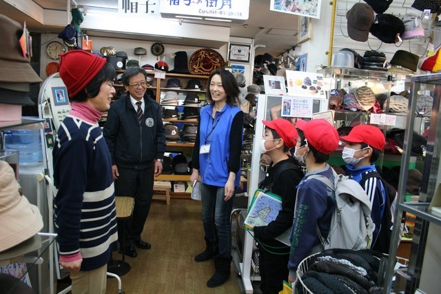 商店街を訪ねて仕事について学ぶ小学生