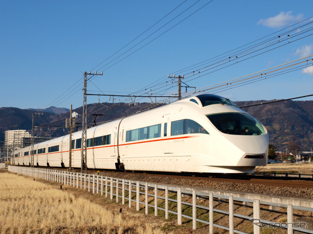 小田急は2016年春に予定しているダイヤ改正から、特急ロマンスカーの停車駅に海老名駅と伊勢原駅を加えると発表。写真はロマンスカーVSE（50000形）