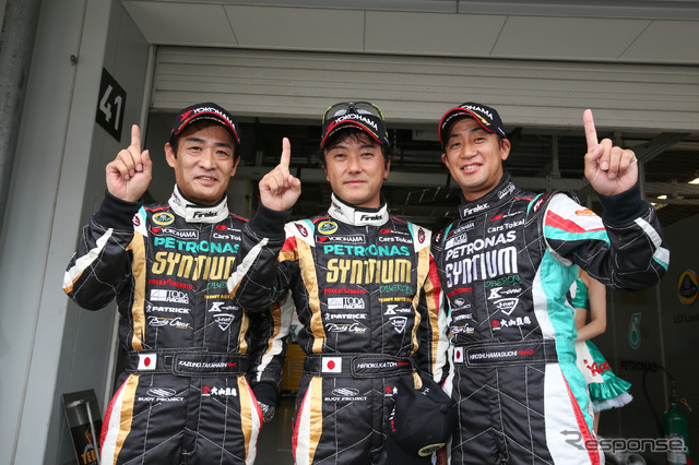 GT300ポールの#2 高橋、加藤、濱口(左から)。