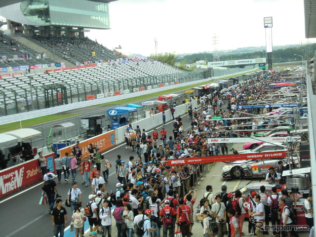 朝のオープンピットにもこの人数。SUPER GT人気はさらなる高まりを見せている。